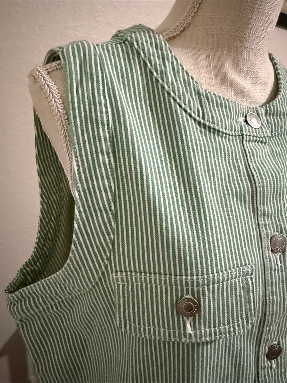 Free Assembly Women's and Women's Plus Button Front Sleeveless Denim Top - Picture 6 of 6